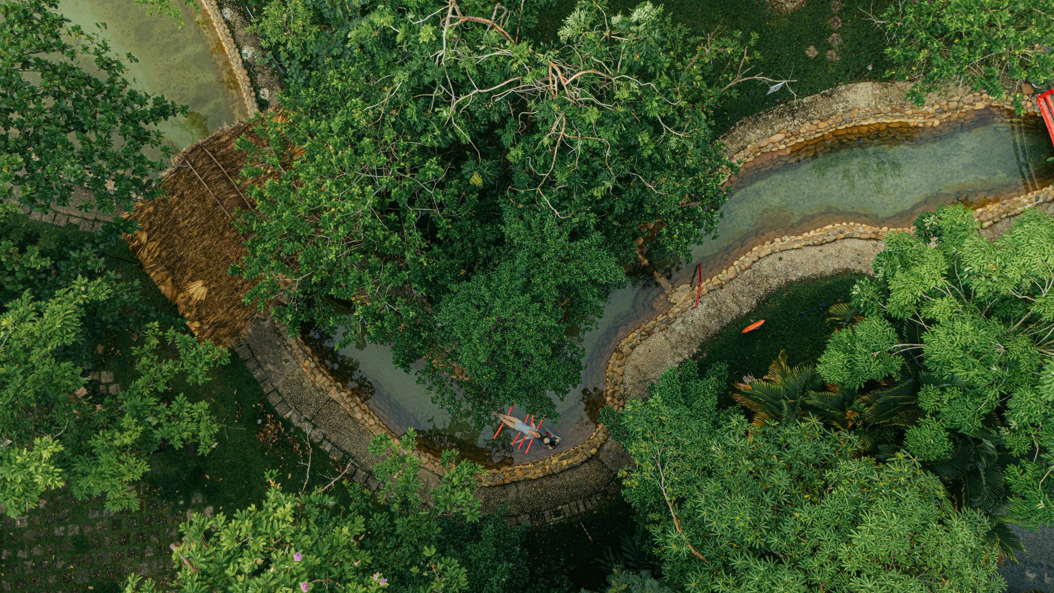 suối khoáng nóng thanh tân