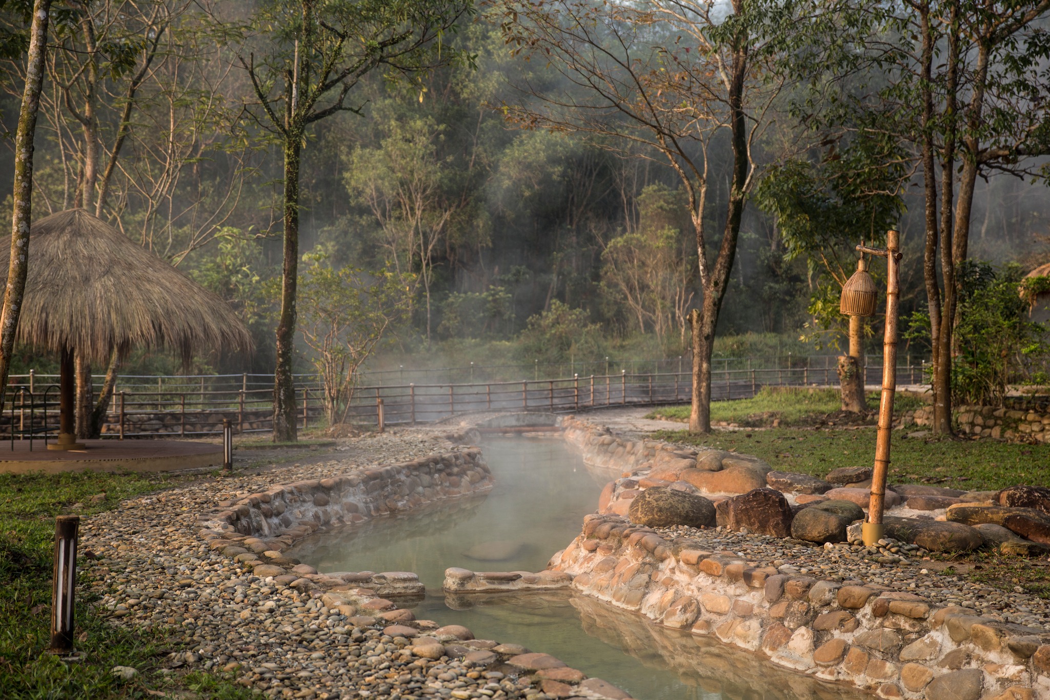 suối khoáng nóng thanh tân